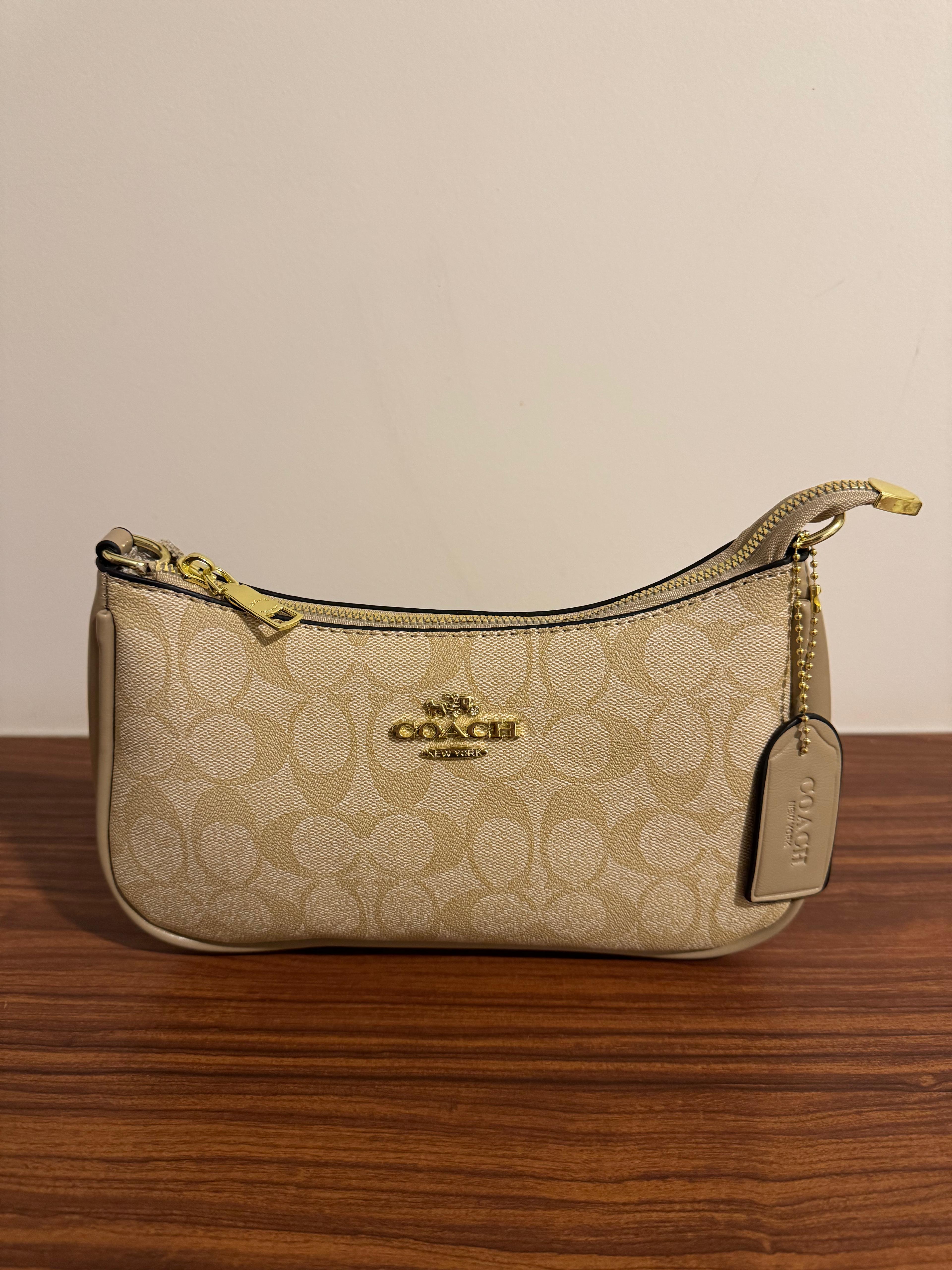 Coach Nolita 19 – Signature Canvas (Caqui)