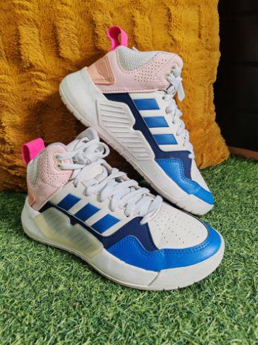Adidas Altos Detalle Azul y rosa