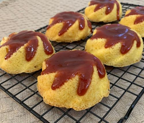 Mini bolos de fubá com goiabada