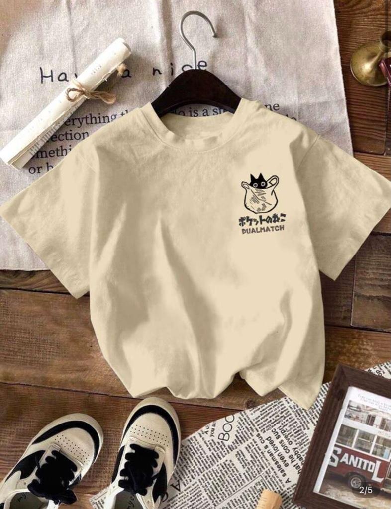 Miniatura 2 de Camiseta beige con diseño de gato en bolsillo al frente y estampado gráfico estilo japonés en la parte trasera