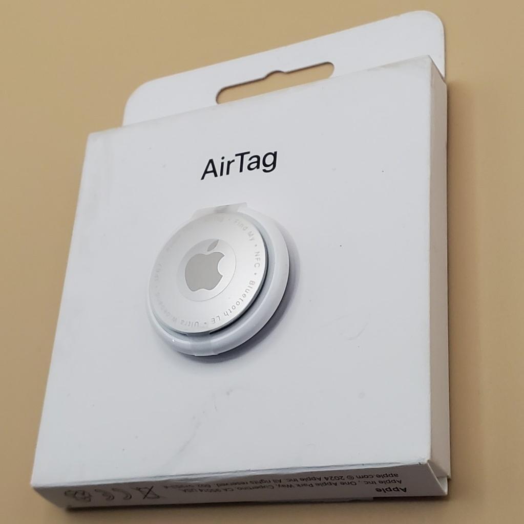 Miniatura 3 de Apple AirTag. Mantén un seguimiento y encuentra tus llaves, cartera, equipaje, mochila y más. Configuración sencilla de un solo toque con iPhone o iPad