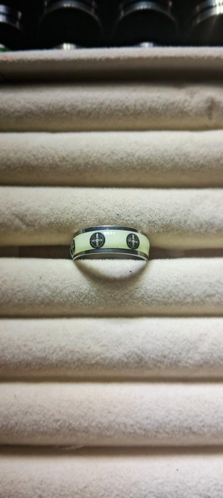 Miniatura 2 de Anillo de Acero Inoxidable (Blanco con Cruces y Borde Platino)