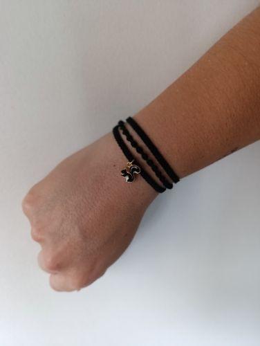 Brazalete delgado con dije