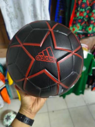 Balón Adidas negro