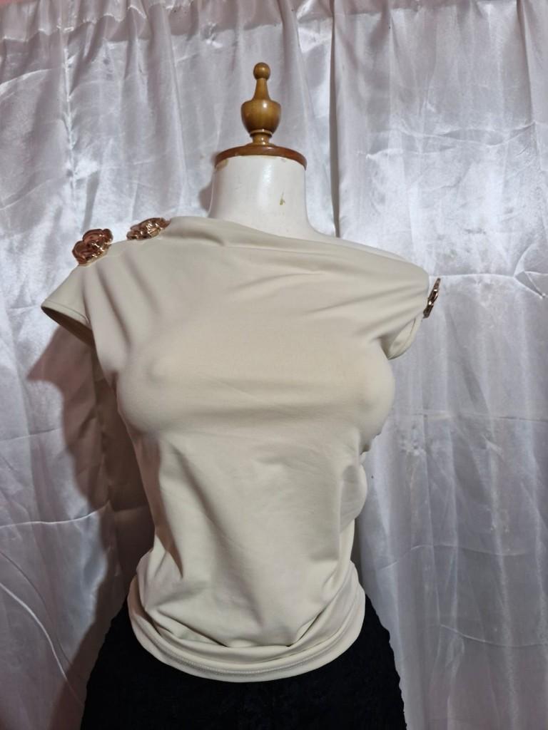 Miniatura 2 de Blusa beish flores hombros\\