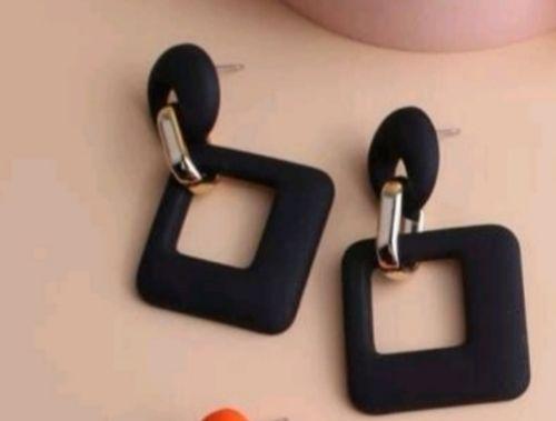 Aretes Negro