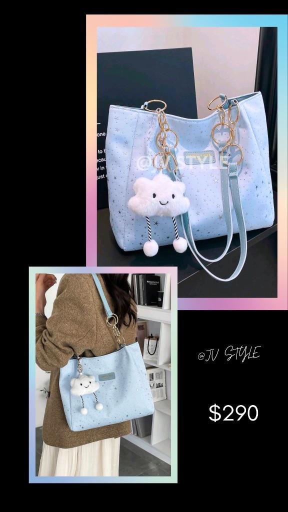 Bolso celeste con llavero de nube