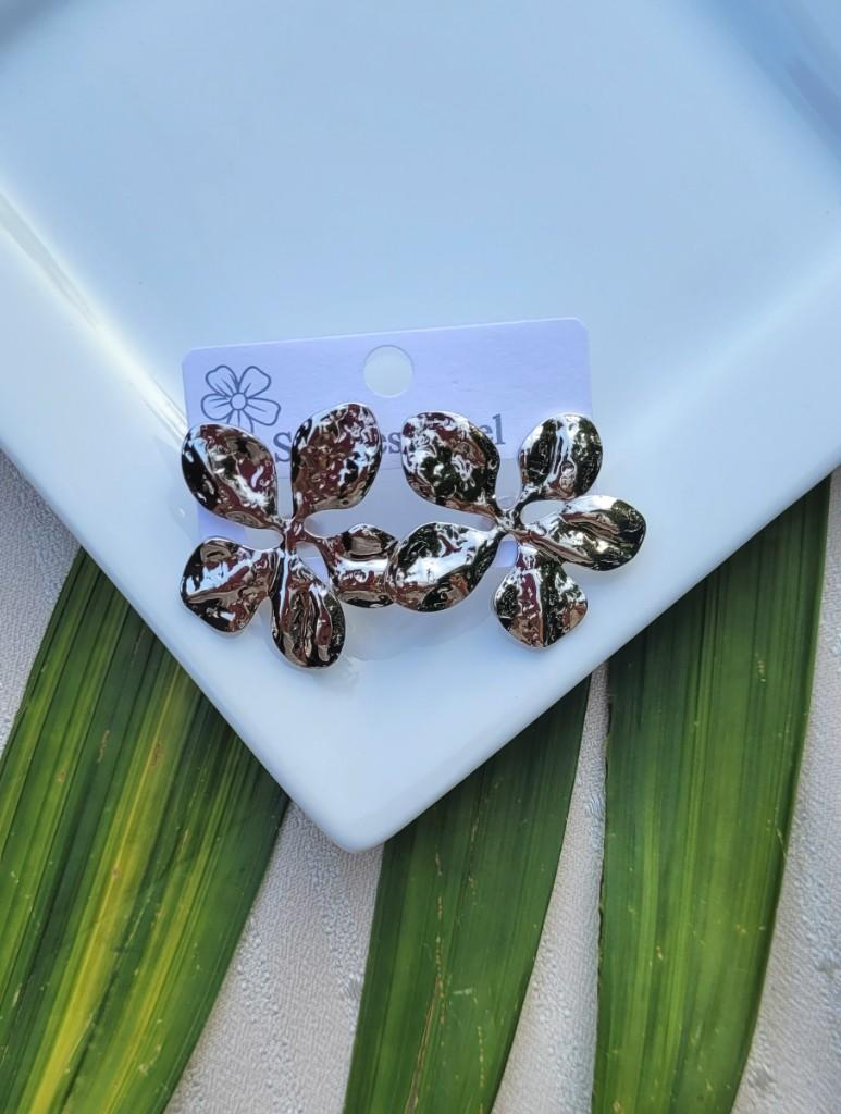 Aretes de flor Silver Medidas: 4x4cm