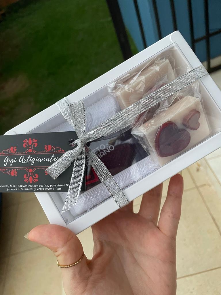 Cajita de sorpresa 2 jabones y 1 velas