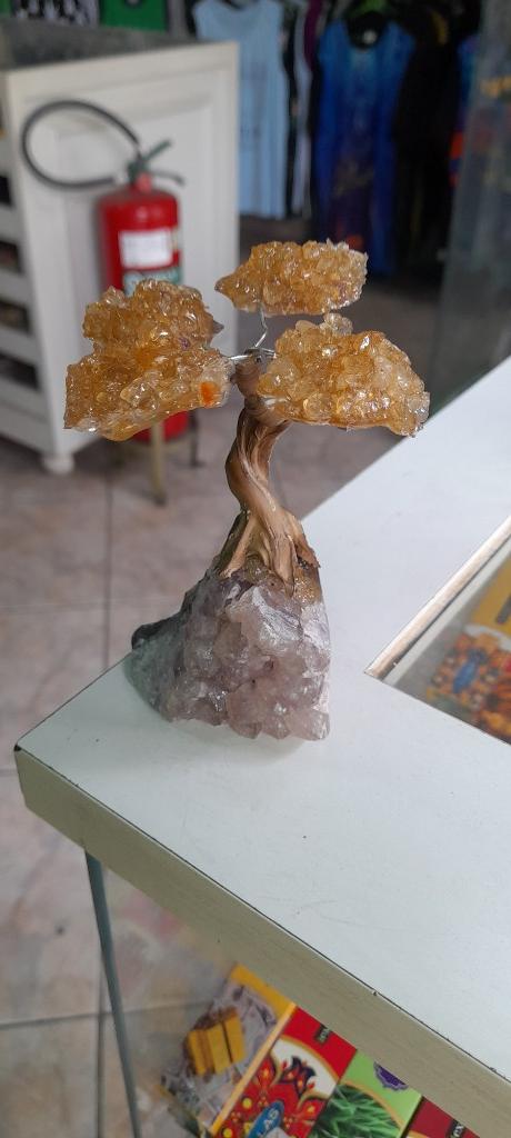 Arvore de pedra ametista e cristais.