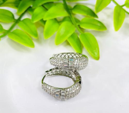 Aretes plateados con piedras
