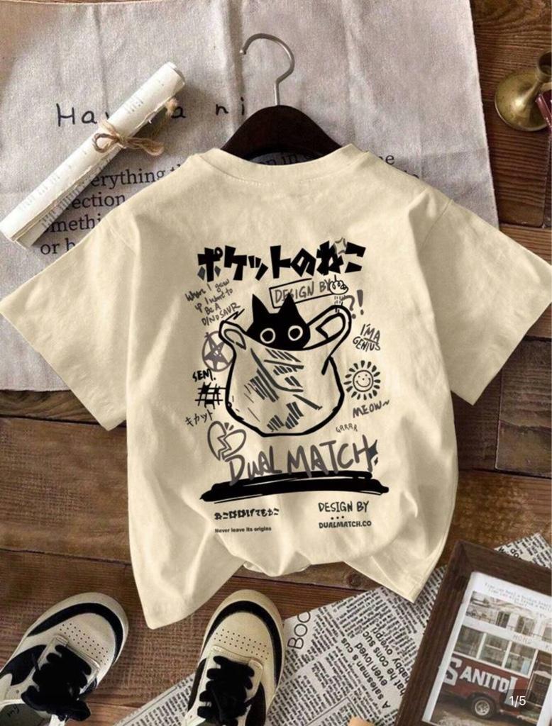 Camiseta beige con diseño de gato en bolsillo al frente y estampado gráfico estilo japonés en la parte trasera