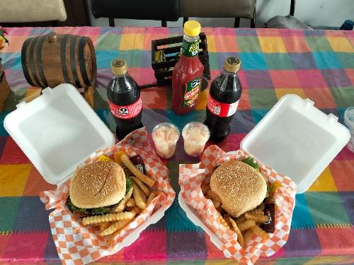 2 combo #1 pollo o arrachera, 2 cocas y 2 helados