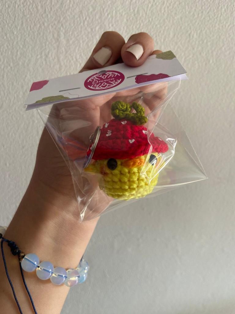 Llavero pollito fresa