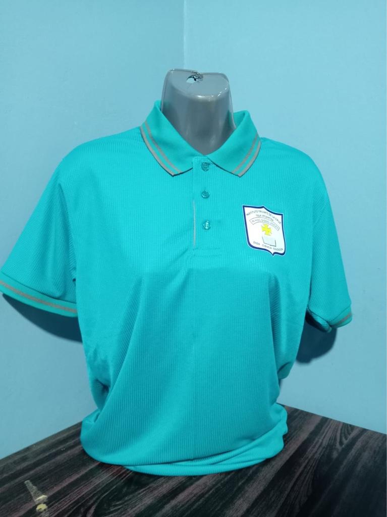 Polo con logo pectoral