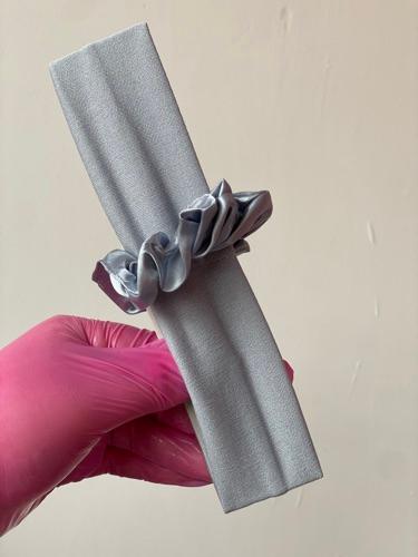 Accesorio para cabello gris