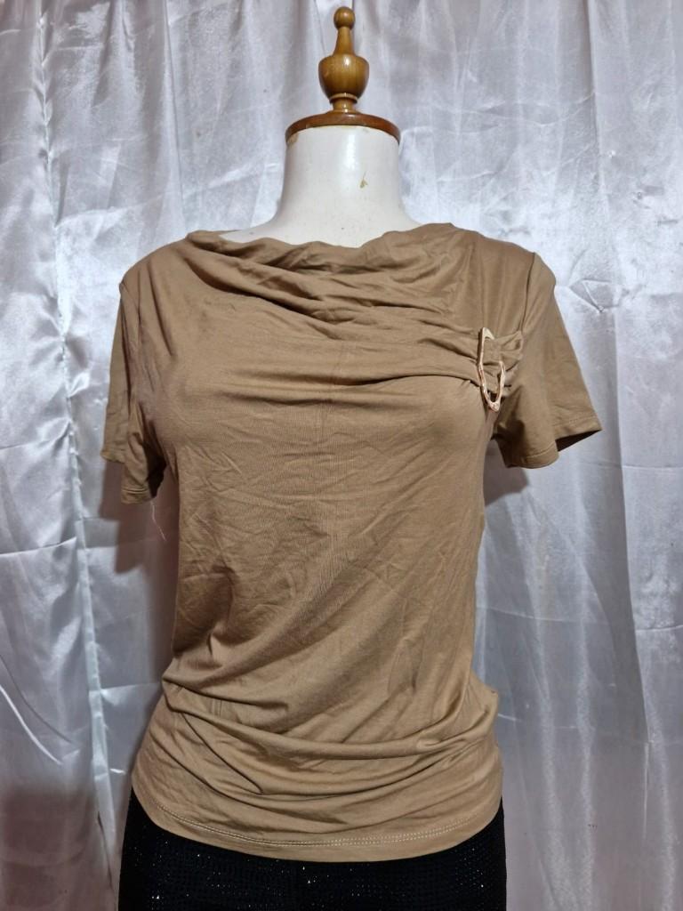 Miniatura 2 de Blusa beish detalle dorado