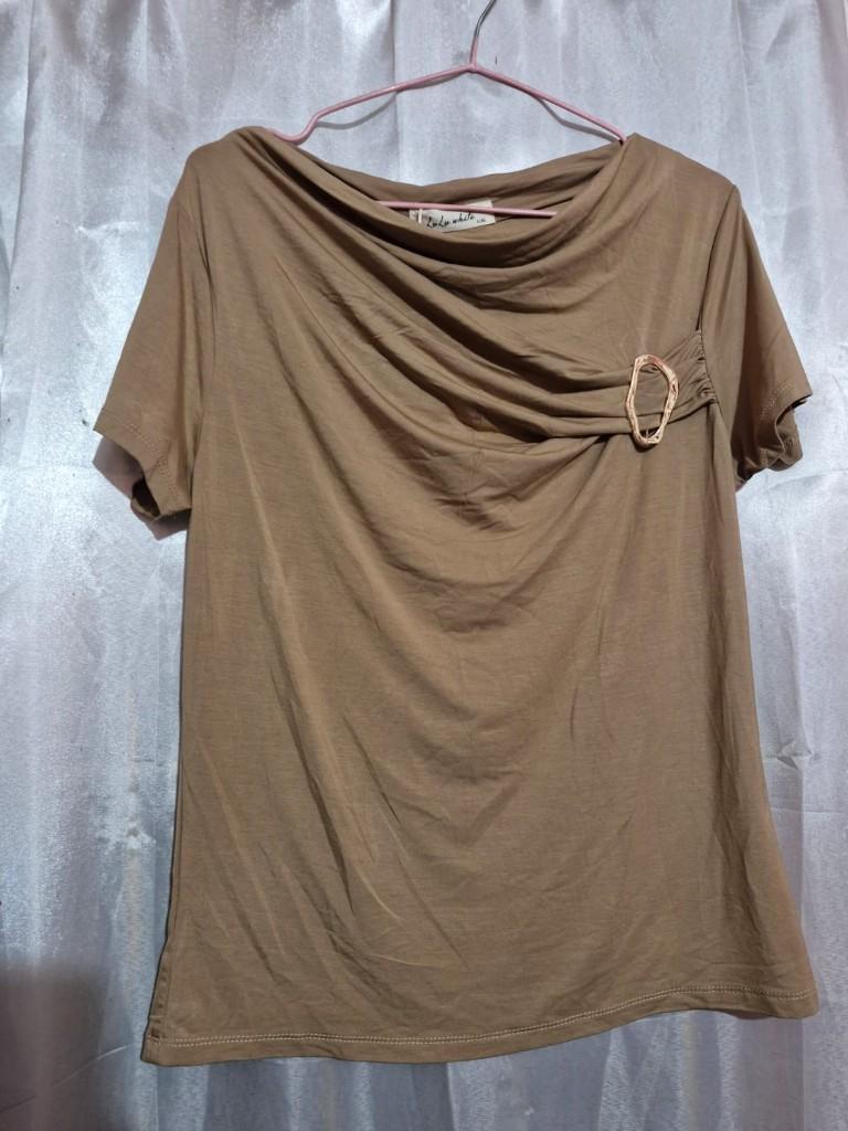 Blusa beish detalle dorado