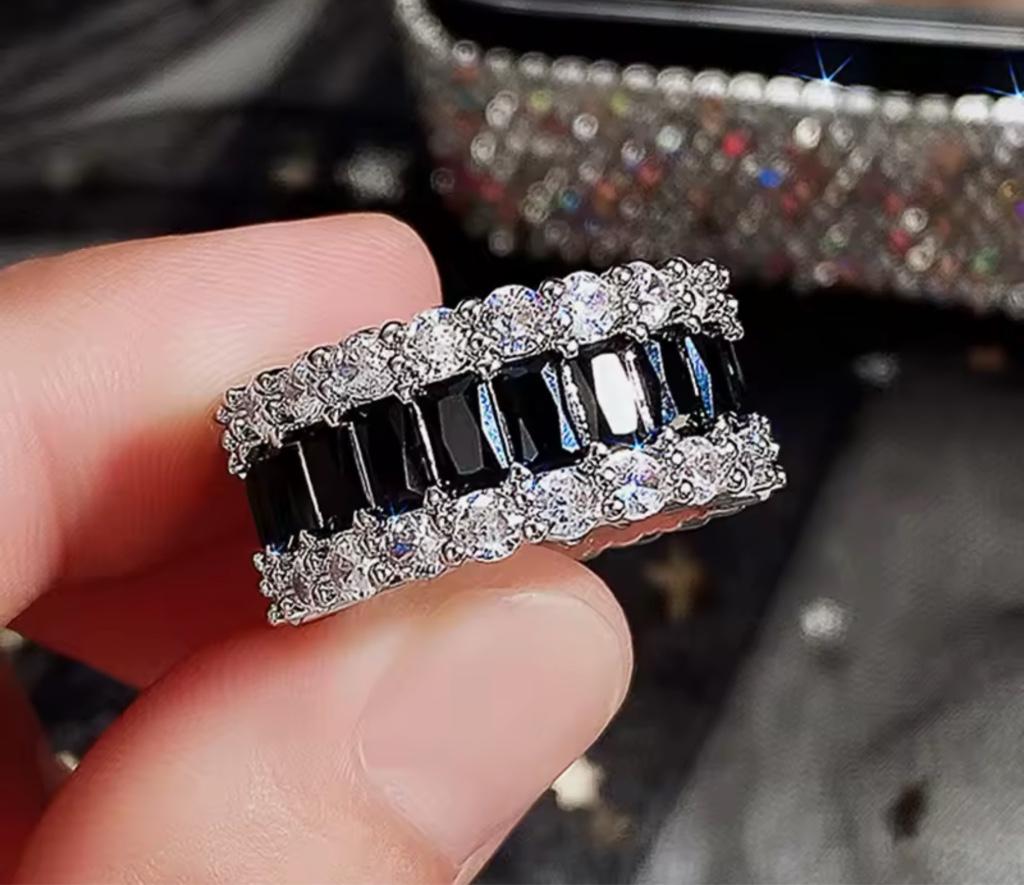 Anillo ancho circonias negro