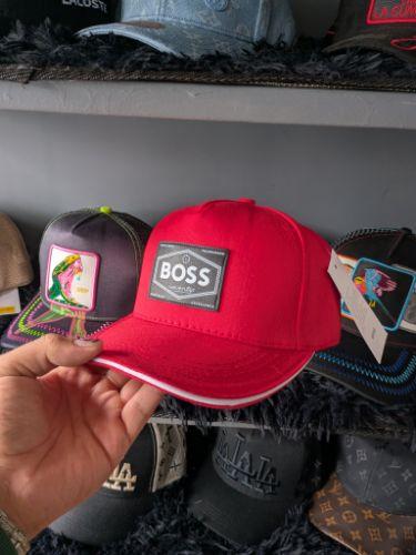 BOSS roja linea blanca