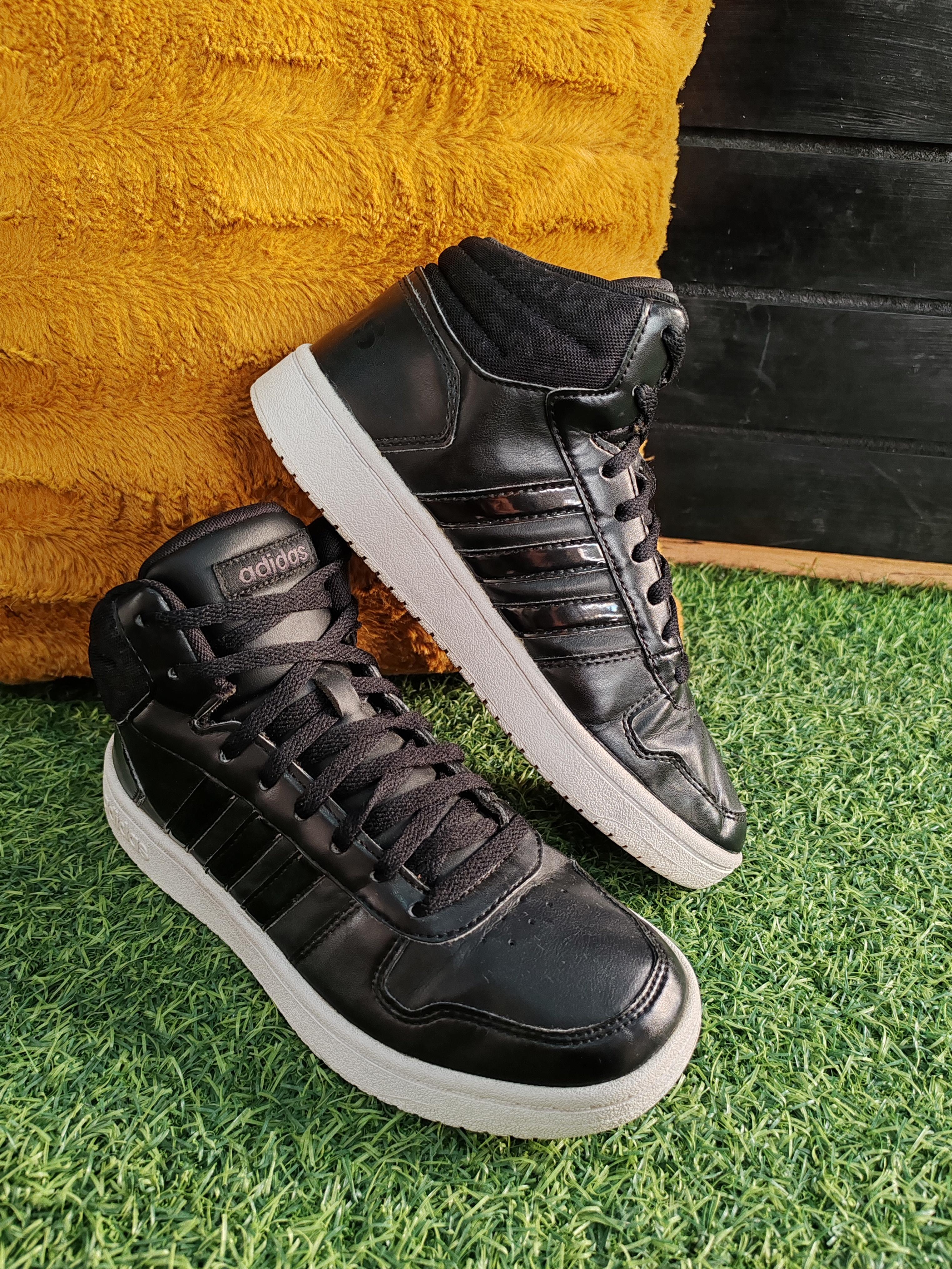 Adidas Altos Negros suela blanca Talla 38