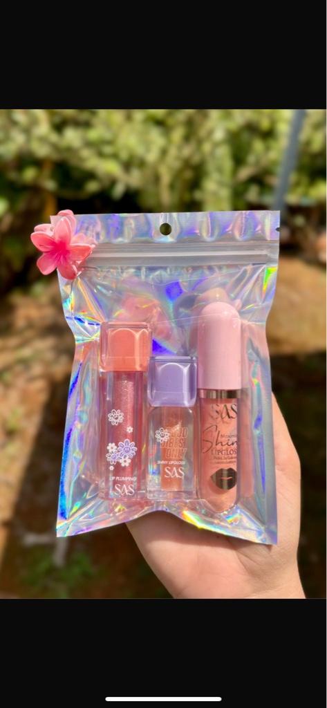 Combo Good Vibes Only 💗🤍 ₡4 000 💗Lip Plumping  💗 Gloss Good Vibes Only  💗SAS Shiny Lip gloss  💗Clip flor   Entrega inmediata