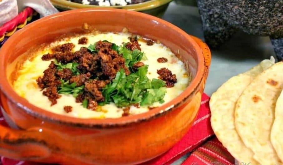 Queso fundido con chorizo