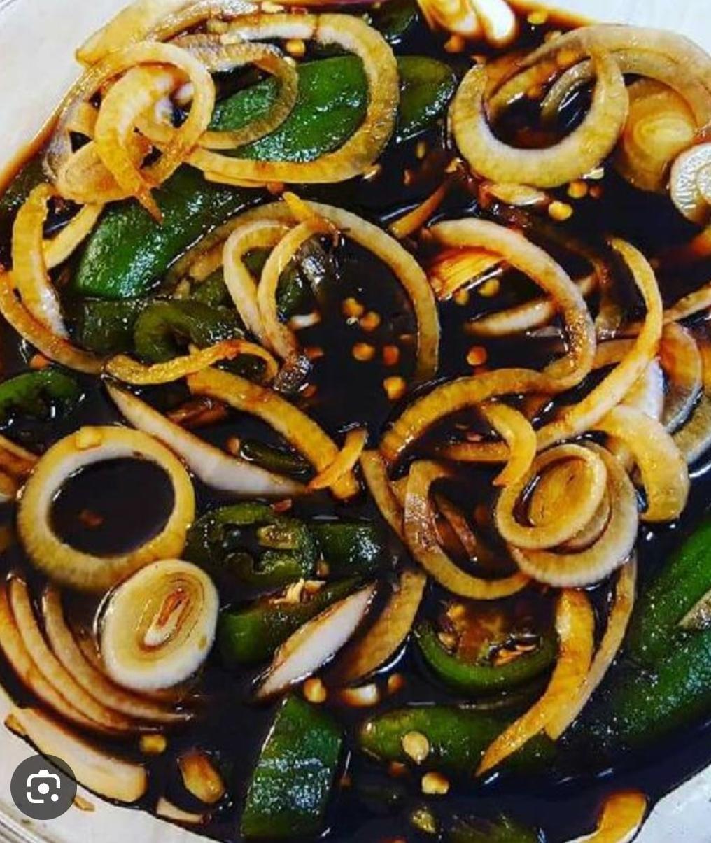 Órden de cebollitas y chiles jalapeños con veneno