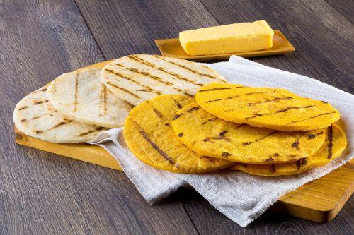 AREPA DELGADA CON MANTEQUILLA Y SAL