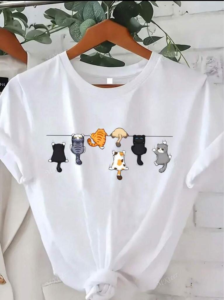 Camiseta blanca con estampado de gatos colgando en fila