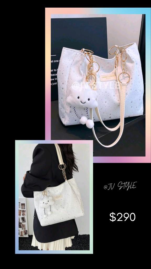 Bolso blanco con llavero de nube