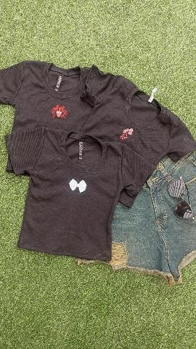 BABY TEE BORDADO NEGRO ON