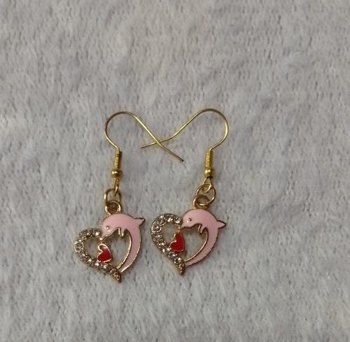 Aretes de corazón con delfin rosa dorado