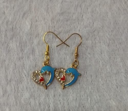 Aretes de corazón con delfin azul dorado