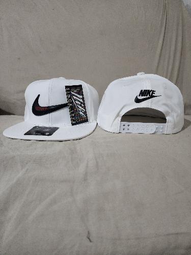 Gorra blanca plana diseño Nike