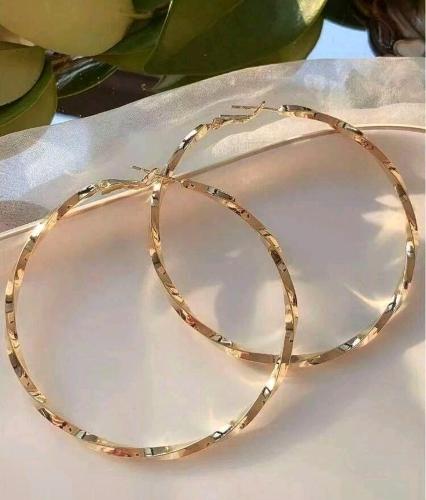Aretes de aro en espiral dorado