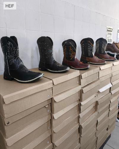 Bota cano longo em couro texana