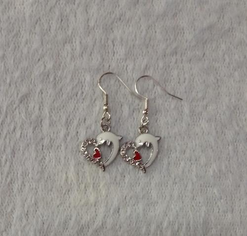 Aretes de corazón con delfin blanco plateado