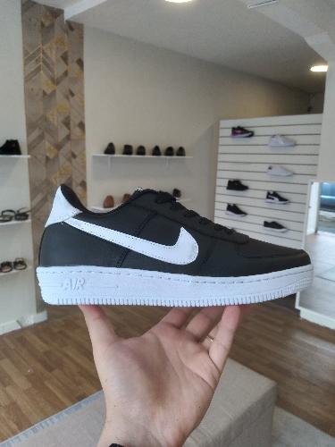 (NI) Tenis deportivos Nike tipo Air Force color negro con emblema blanco