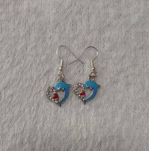 Aretes de corazón con delfin azul plateado