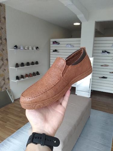 (BB) Zapatos tipo mocasines café claro con costuras decorativas y sin cordones