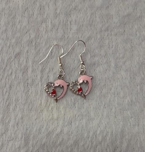 Aretes de corazón con delfin rosa plateado