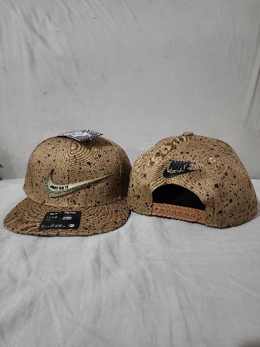 Gorra café con manchas diseño Nike
