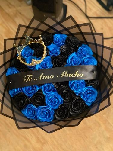 Ramo de rosas eternas azul y negro