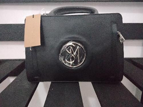 Bolsa Steve Maden negra mediana, con correa larga