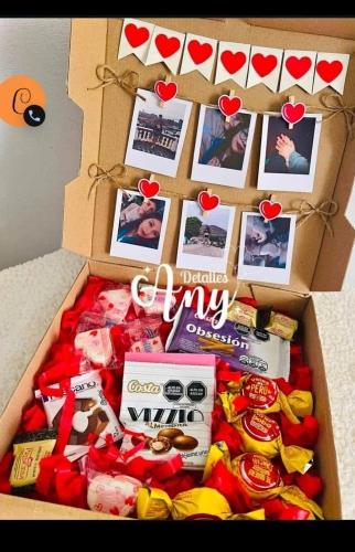Caja de fotos y dulces