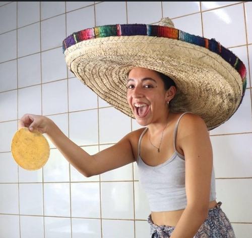 Alquiler de prendas varias. Sombreros, sarapes, manteles, etc