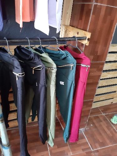 Calça Feminina Cacharrel Com Bolso E Zíper

