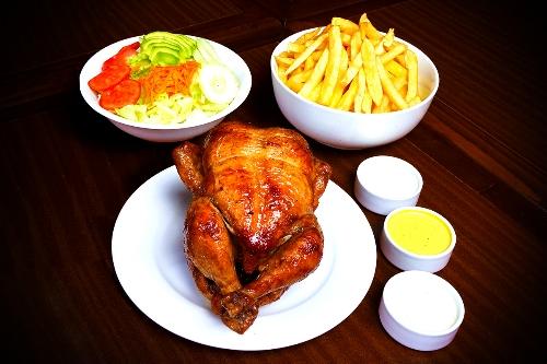 1 pollo entero papas fritas + ensalada + cremas