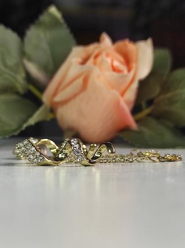 Aretes cadena dorados diamantes.